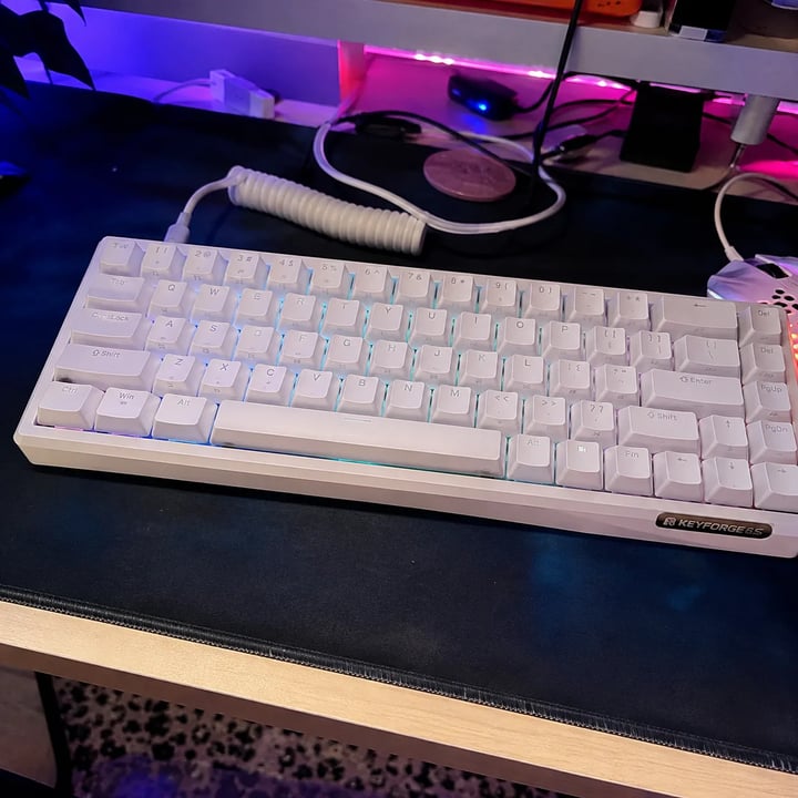Mechanische Tastatur am Gaming-Schreibtisch