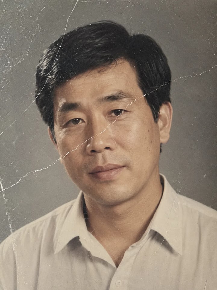有划痕的棚拍扫描件，AI 旧照片修复之前