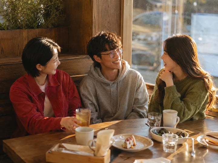 群像：多角色在同一张图里保持一致