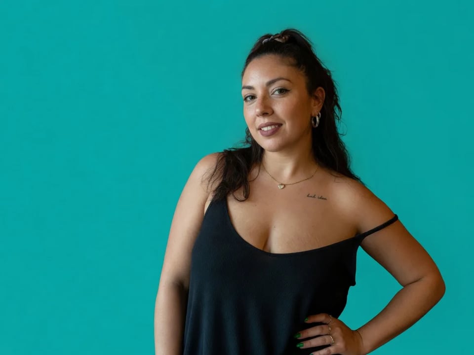 A mesma pessoa em fundo teal sólido